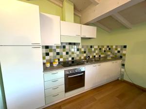 A kitchen or kitchenette at Appartamenti Lungomare Seafront - Goelba