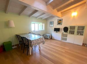 A kitchen or kitchenette at Appartamenti Lungomare Seafront - Goelba