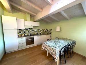 A kitchen or kitchenette at Appartamenti Lungomare Seafront - Goelba
