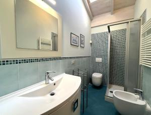 A bathroom at Appartamenti Lungomare Seafront - Goelba