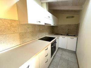 A kitchen or kitchenette at Appartamenti Lungomare Seafront - Goelba