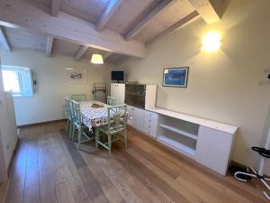 A kitchen or kitchenette at Appartamenti Lungomare Seafront - Goelba
