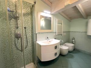 A bathroom at Appartamenti Lungomare Seafront - Goelba