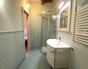 A bathroom at Appartamenti Lungomare Seafront - Goelba