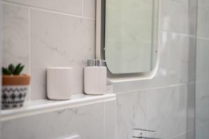a bathroom with a mirror and a sink at CHIC ANDREOSSY-COSY-AUTHENTIQUE-WI-Fi-Vélo in Castelnaudary
