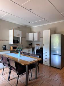 温特顿Berghaven Cottages的配有桌椅和冰箱的厨房