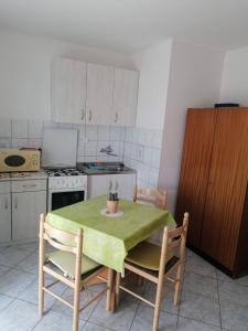 Kuchyň nebo kuchyňský kout v ubytování Apartments Olgi
