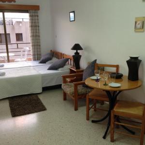En eller flere senger på et rom på Panklitos Tourist Apartments