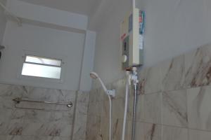 una doccia in un bagno con finestra di The Resort Phu Fah Chai Nam a Ban Khanan Chit Altre 27 foto