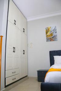 Letto o letti in una camera di FirstChoice apartments Kampala