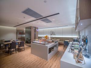 Makanan di atau berdekatan hotel