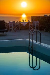 Alba o tramonto visti dall'interno della villa o dai dintorni