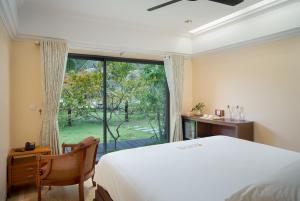 Postel nebo postele na pokoji v ubytování Komsan Kampot Resort