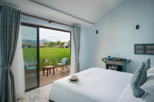 Postel nebo postele na pokoji v ubytování Komsan Kampot Resort