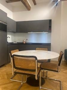 a table and chairs in a room with a kitchen at La Nicchia in Bologna