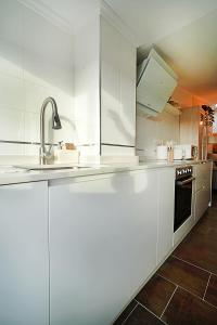 Η κουζίνα ή μικρή κουζίνα στο GALIHOST - Apartamentos Raios de Luz