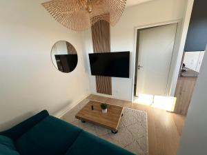 Televízia a/alebo spoločenská miestnosť v ubytovaní Les Loges de la Mer - Pérols
