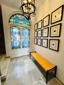 ベレス・マラガにあるPUERTA de la AXARQUIA HOTEL BOUTIQUEのベンチ付きの廊下 +90枚の写真