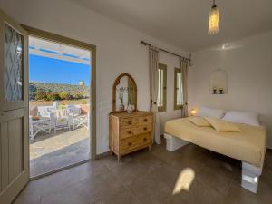 una camera da letto con un letto e vista sul patio di Lithia Villas a Chora Folegandros