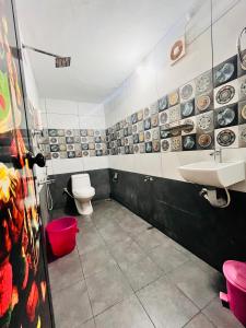 Munroe IslandMundro Garden Homestay的带马桶和水槽的浴室