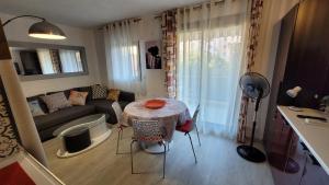 TV a/nebo společenská místnost v ubytování Le Laurier Rose + 3 fotografie