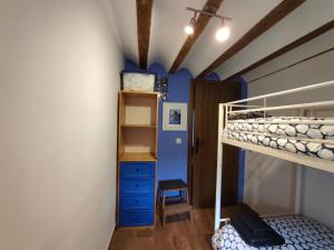 Zimmer mit einem Etagenbett und einem Schrank in der Unterkunft Casa Valentina y La buhardilla in Salvacañete