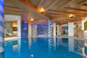 Bazén v ubytování Alpines Lifestyle Hotel Tannenhof nebo v jeho okolí