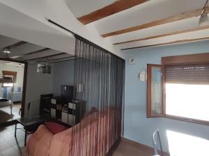 ein Wohnzimmer mit einer Couch und einem Fenster in der Unterkunft Casa Valentina y La buhardilla in Salvacañete