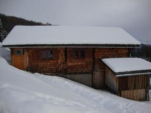 ein Gebäude mit Schnee drauf in der Unterkunft Turner-Hütte in Heiligenblut