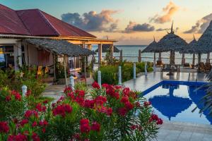 Bazén v ubytování Coral Cliff Villas Zanzibar nebo v jeho okolí