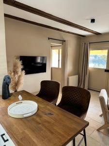 Μια τηλεόραση ή/και κέντρο ψυχαγωγίας στο Maison au bord de l'eau Les Roches