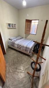 a bedroom with a bed and a window at L2 Localize casa na praia pontal in Fortim