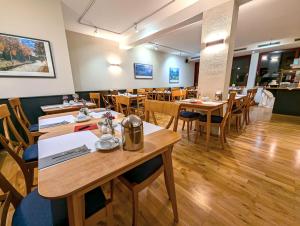 a dining room with wooden tables and chairs at Boulevard Hotel Altstadt Schwerin in Schwerin