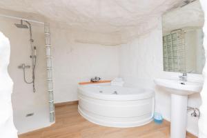 A bathroom at Casas Rurales Sagasta