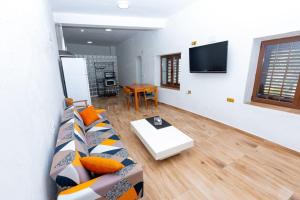 A television and/or entertainment centre at Casas Rurales Sagasta