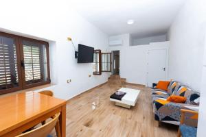 A television and/or entertainment centre at Casas Rurales Sagasta