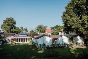 Ein Garten an der Unterkunft The Yard Hostel Chiang Mai