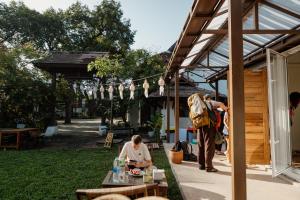 Ein Garten an der Unterkunft The Yard Hostel Chiang Mai