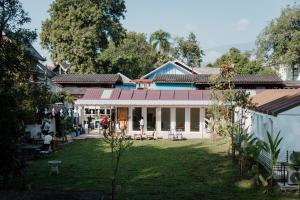 Ein Garten an der Unterkunft The Yard Hostel Chiang Mai