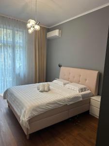 ソフィアにあるSofo houseのベッドルーム1室(大型ベッド1台、枕2つ付) +18枚の写真