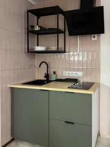 una cocina con fregadero y encimera en Vista apartment2, en Choszczówka