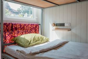 Ein Bett oder Betten in einem Zimmer der Unterkunft The Yard Hostel Chiang Mai
