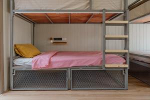 Ein Bett oder Betten in einem Zimmer der Unterkunft The Yard Hostel Chiang Mai