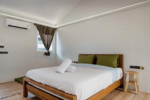 Ein Bett oder Betten in einem Zimmer der Unterkunft The Yard Hostel Chiang Mai