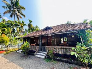 Munroe IslandMundro Garden Homestay的一座小房子,设有围栏和棕榈树