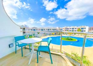 Bazén v ubytování Hotel Cordial Marina Blanca nebo v jeho okolí