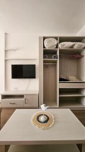 un salon avec une table et une télévision dans l'établissement Fully equipped studio Sahl Hasheesh, à Hurghada