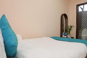 Una cama o camas en una habitación de Hotel Resunga Arjun