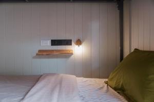 Ein Bett oder Betten in einem Zimmer der Unterkunft The Yard Hostel Chiang Mai