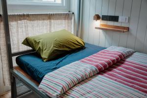 Ein Bett oder Betten in einem Zimmer der Unterkunft The Yard Hostel Chiang Mai